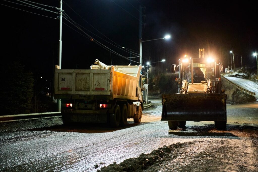 La Municipalidad de Ushuaia continúa con las tareas de mantenimiento y rotulado sobre la avenida Héroes de Malvinas